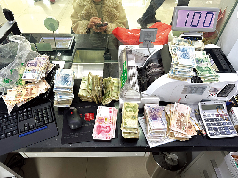 克服困難為客戶(hù)解決問(wèn)題，湖北銀行咸寧淦河支行——耐心服務(wù)有溫度? 零鈔兌換獲贊許